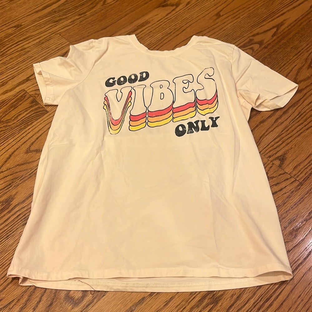 Woman’s Good Vibes Only Tee Size S